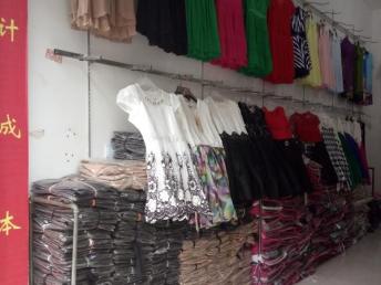 成都服裝、鞋帽、箱包跳樓貨低價(jià)批發(fā)指南 庫存尾貨助力擺攤開店