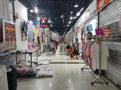 到點(diǎn)關(guān)門引爭(zhēng)議 即墨服裝批發(fā)市場(chǎng)夜半困客，回暖客流恐再遇寒